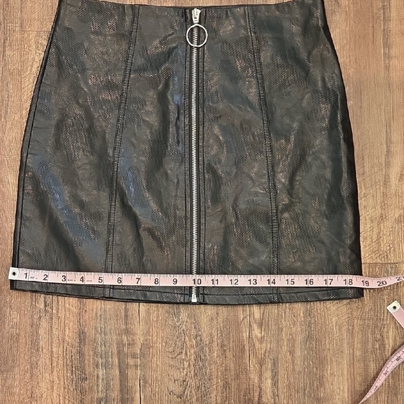 Shinestar Black Perforated Faux Leather Mini Skirt With Full Zipper Size S - Picture 10 of 10